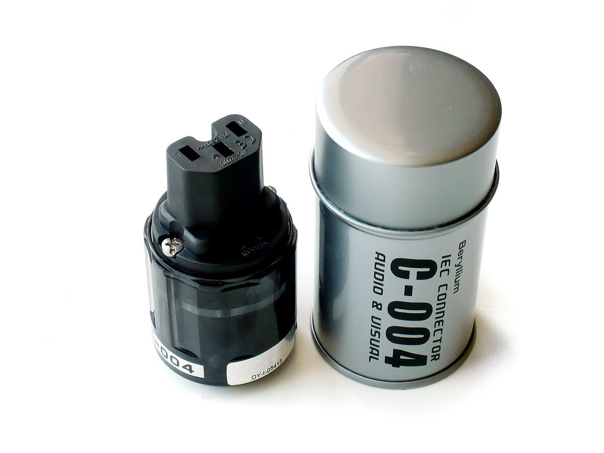 Oyaide C-004 - IEC Kaltgerätekupplung Platin-Palladium